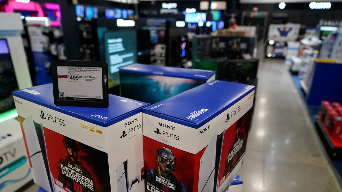 Playstation 5-konsoler till försäljning i en butik i Charlotte, North Carolina, USA. Arkivbild.