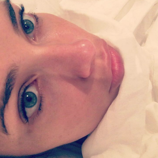 Adriana Lima tar en godnattselfie. Adriana Lima tar en godnattselfie.