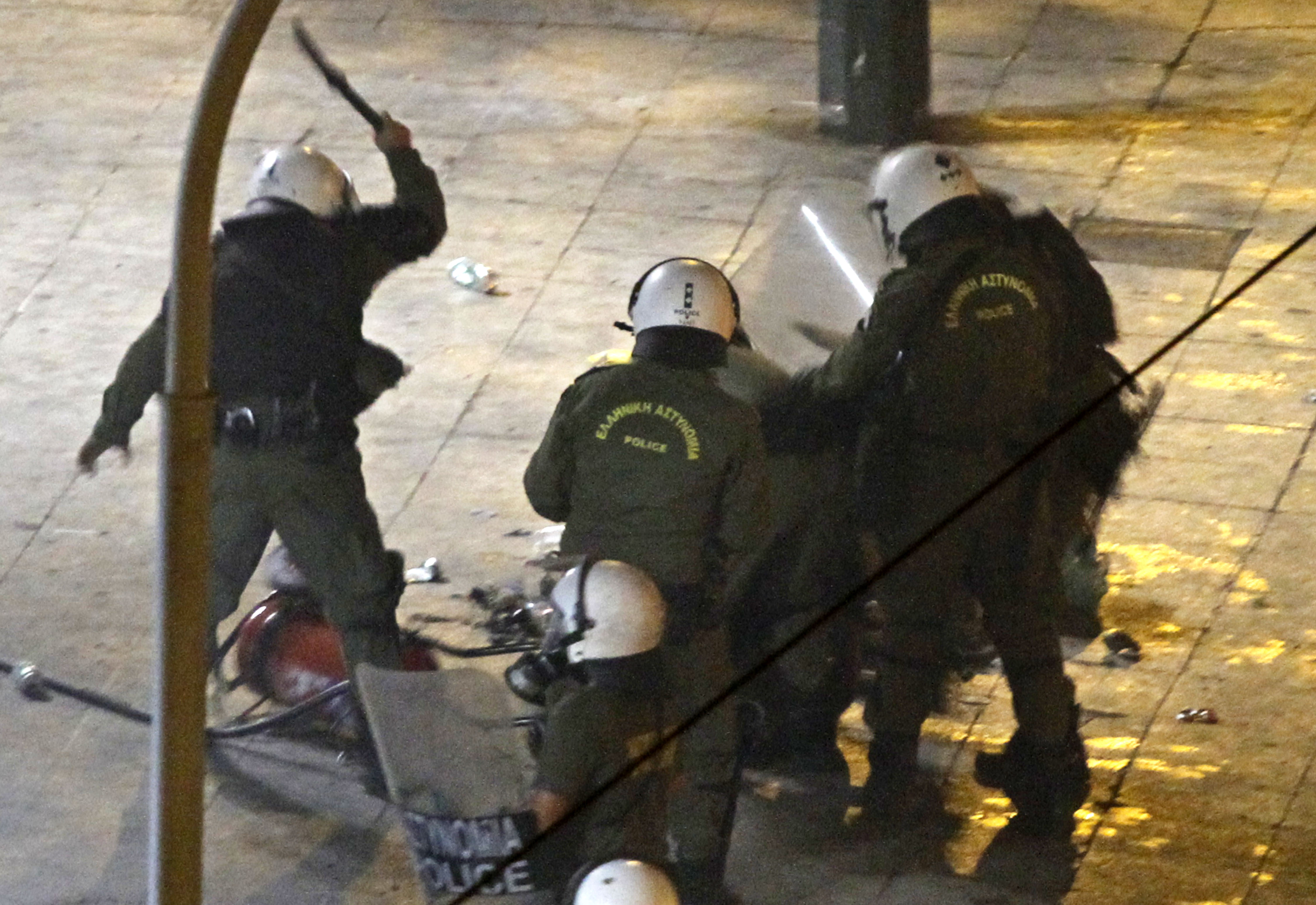 Arga greker ägnade natten åt att vandalisera, kasta molotovcocktails mot polisen, sätta eld på bilar och slåss med kravallpolisen. Många har använt ordet anarki för att beskriva Aten. Nytt kaos väntas under onsdagen. Arga greker ägnade natten åt att vandalisera, kasta molotovcocktails mot polisen, sätta eld på bilar och slåss med kravallpolisen. Många har använt ordet anarki för att beskriva Aten. Nytt kaos väntas under onsdagen.