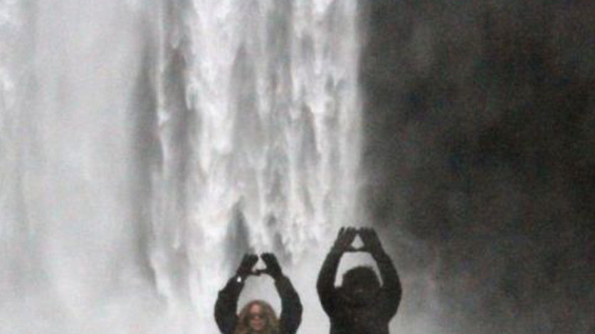 De besökte ett vattenfall. 