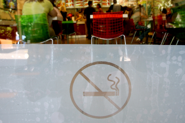 Forskarna vill införa ett förbud mot socker liknande rökförbud på allmänna platser.