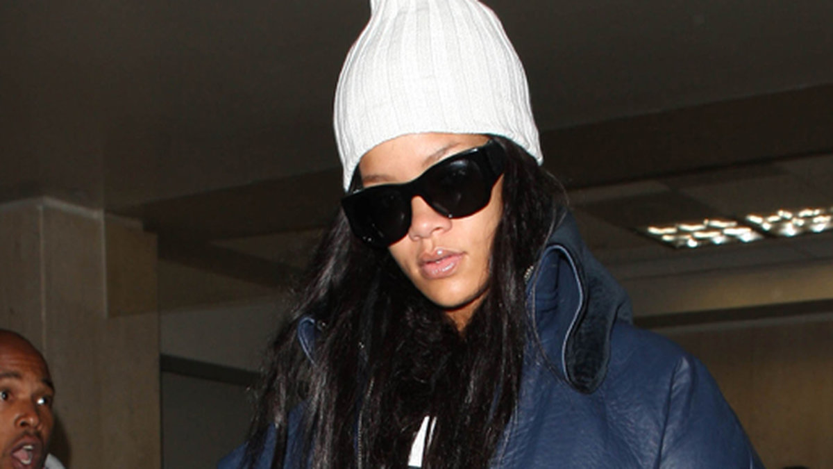 Rihanna är chict nerklädd när hon anländer till Los Angeles. 