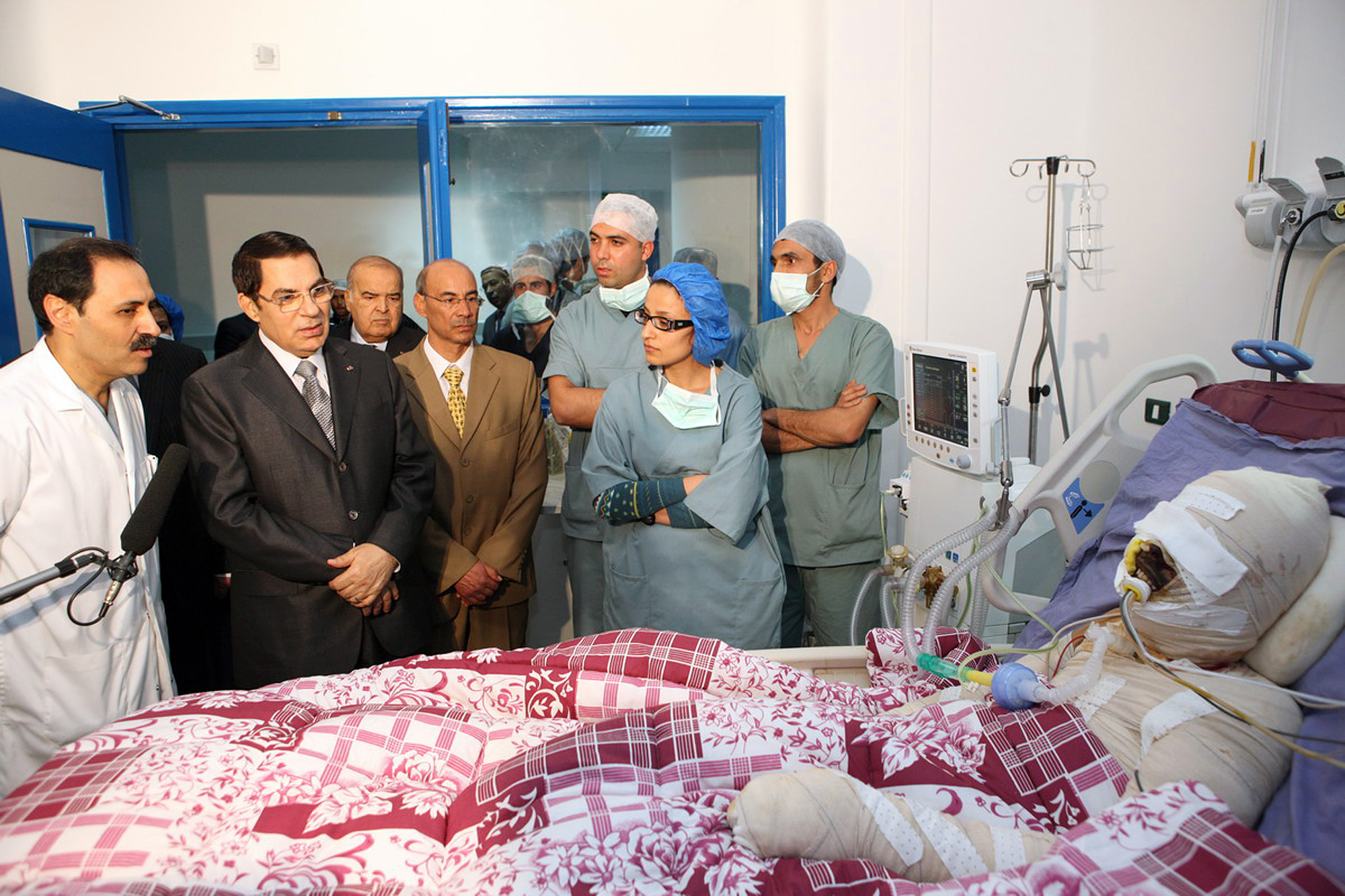 Tunisiens dåvarande president Ben Ali besöker Mohamed Bouazizi innan han dog.