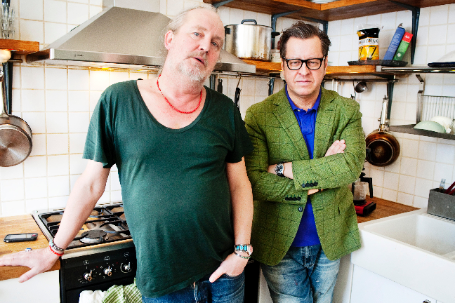 Plura Jonsson och Mauro Scocco i köket under deras matlagningsprogram.