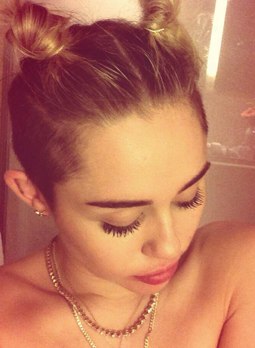 Miley med söta knutar på huvudet. Miley med söta knutar på huvudet.