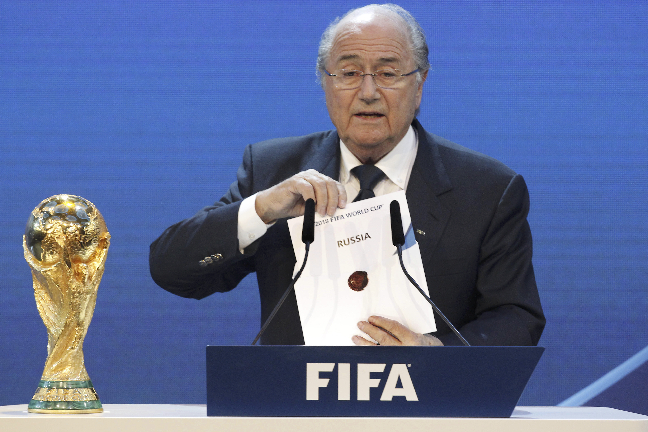 Blatter presenterar vinnaren.