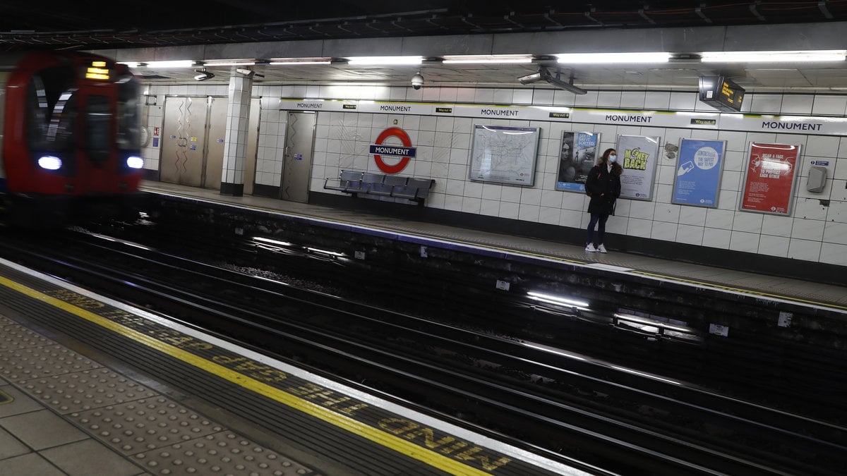 En person misstänks ha attackerat flera personer med ett svärdliknande föremål i London.