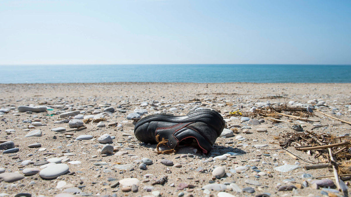 En flyktings kvarvarande sko på dne grekiska ön Samos. Hit flyr nästan 2000 flyktingar om dagen.
