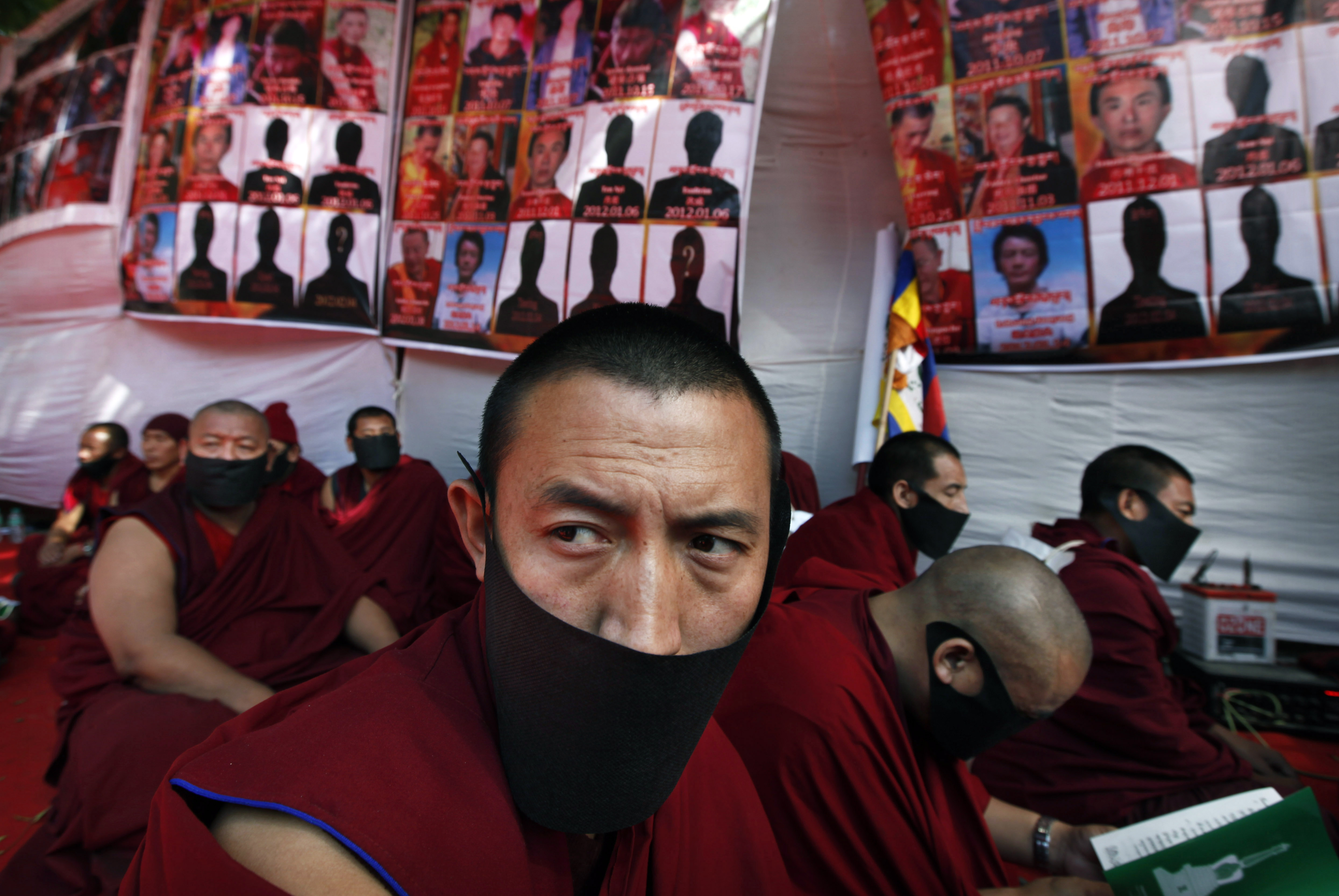 Tibetanska munkar bär svarta masker för att visa solariditet med de munkar som dött i protester eller av den kinesiska polisen. 