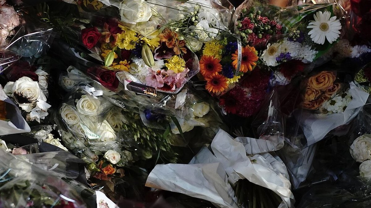 Blommor vid en minnesplats efter lastbilsattacken i Nice, Frankrike.