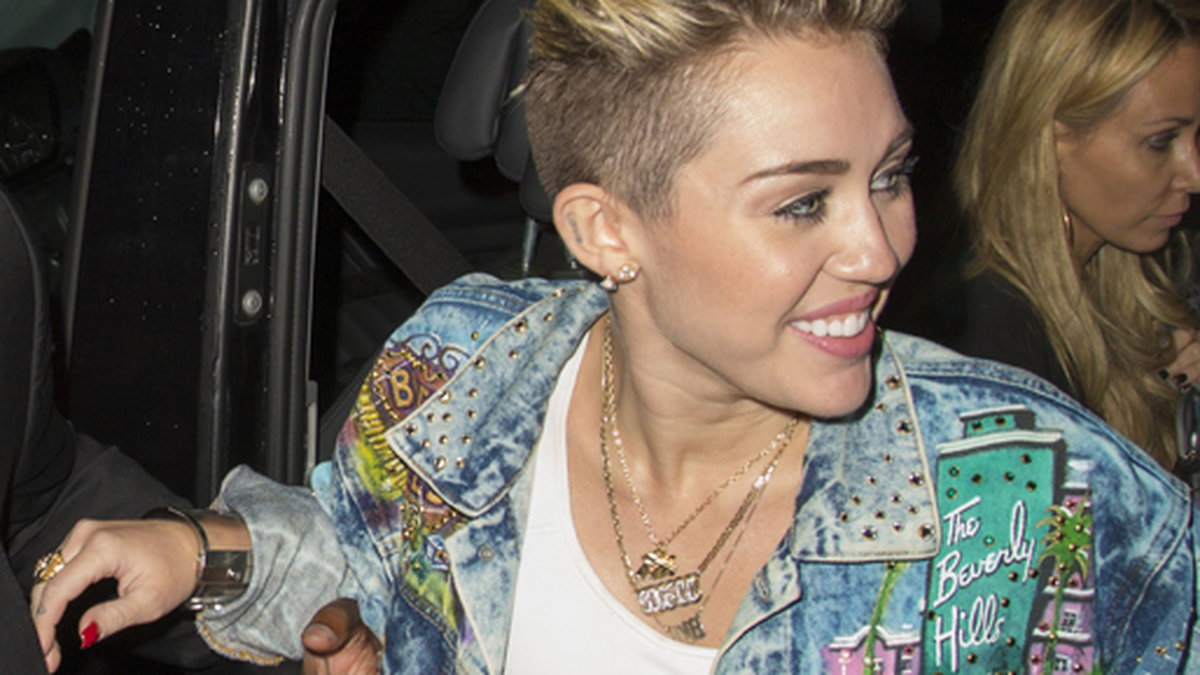 Miley Cyrus lever loppan i sin minst sagt intressanta outfit. 