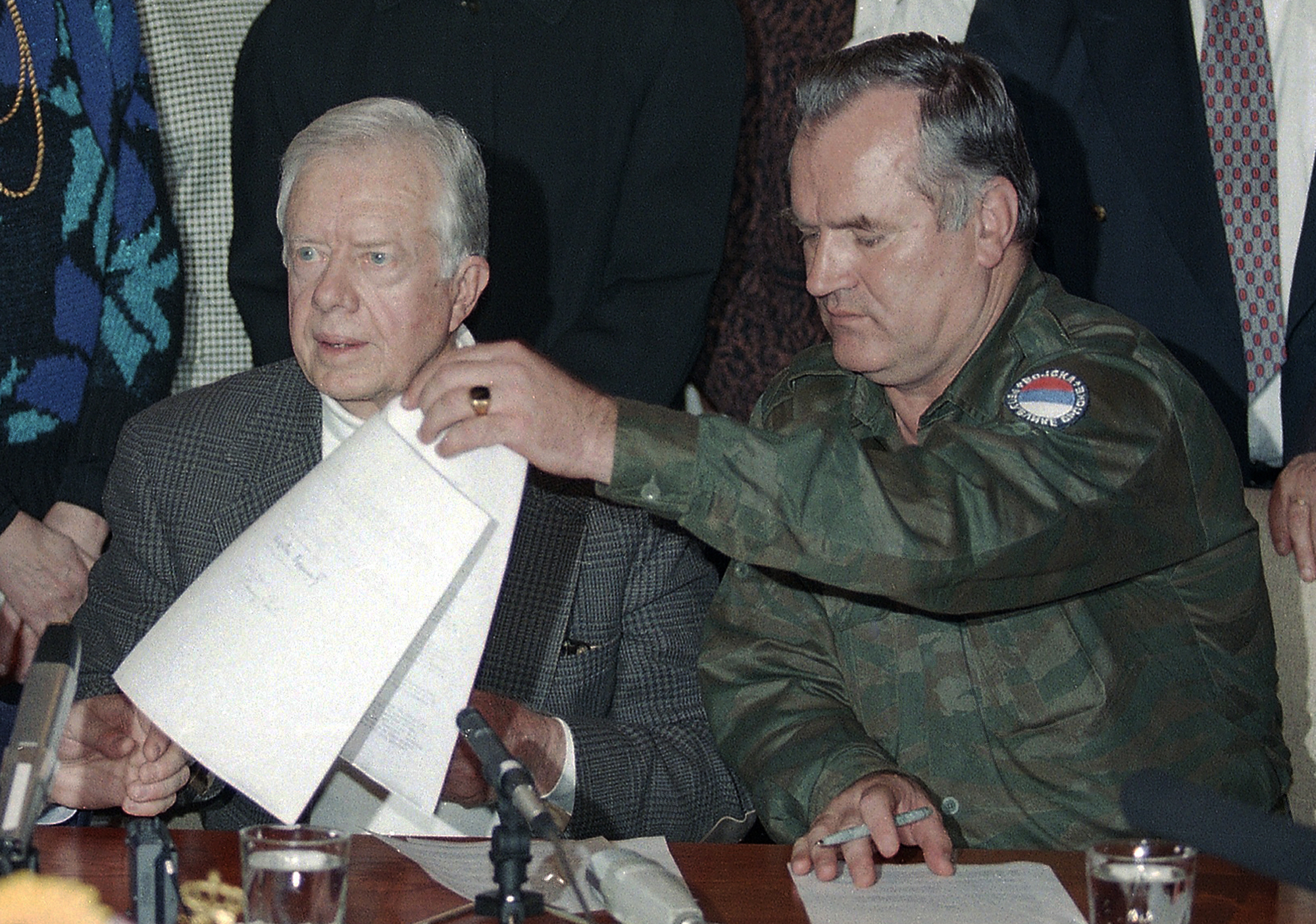 Mladic och den forne amerikanske presidenten Jimmy Carter signerar ett vapenstillestånd i Bosnien i december 1994.