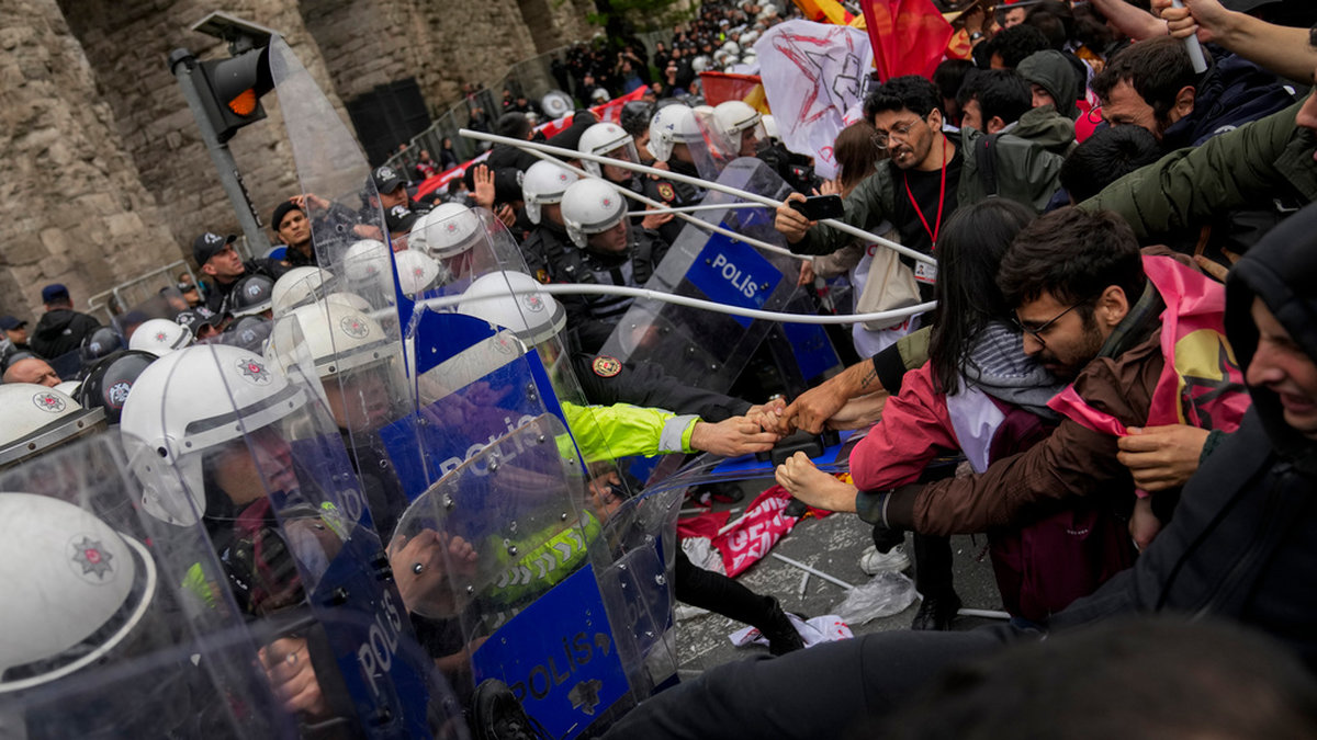 Kravallpolis och fackföreningsmedlemmar drabbar samman under förstamajmanifestationer i Istanbul i Turkiet.