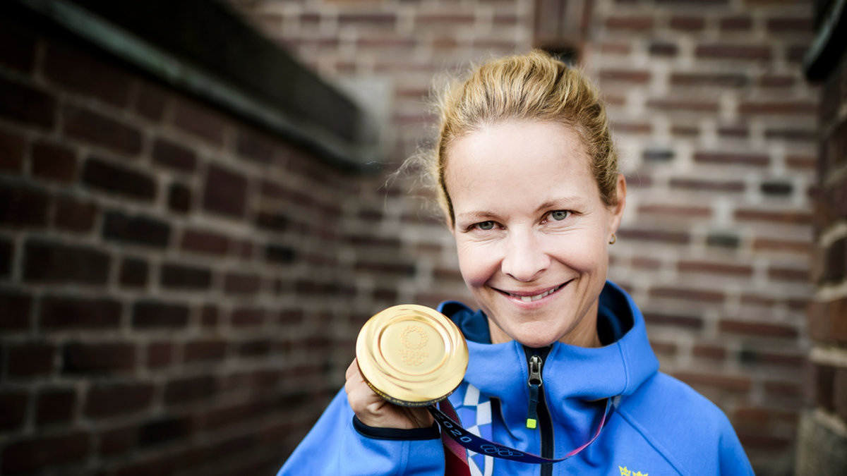 Ryttaren Malin Baryard Johnsson med OS-guldet i Tokyo 2021. Nu är hon en av sex idrottare som förlänas kungens medalj för förtjänster i svensk idrott. Arkivbild.