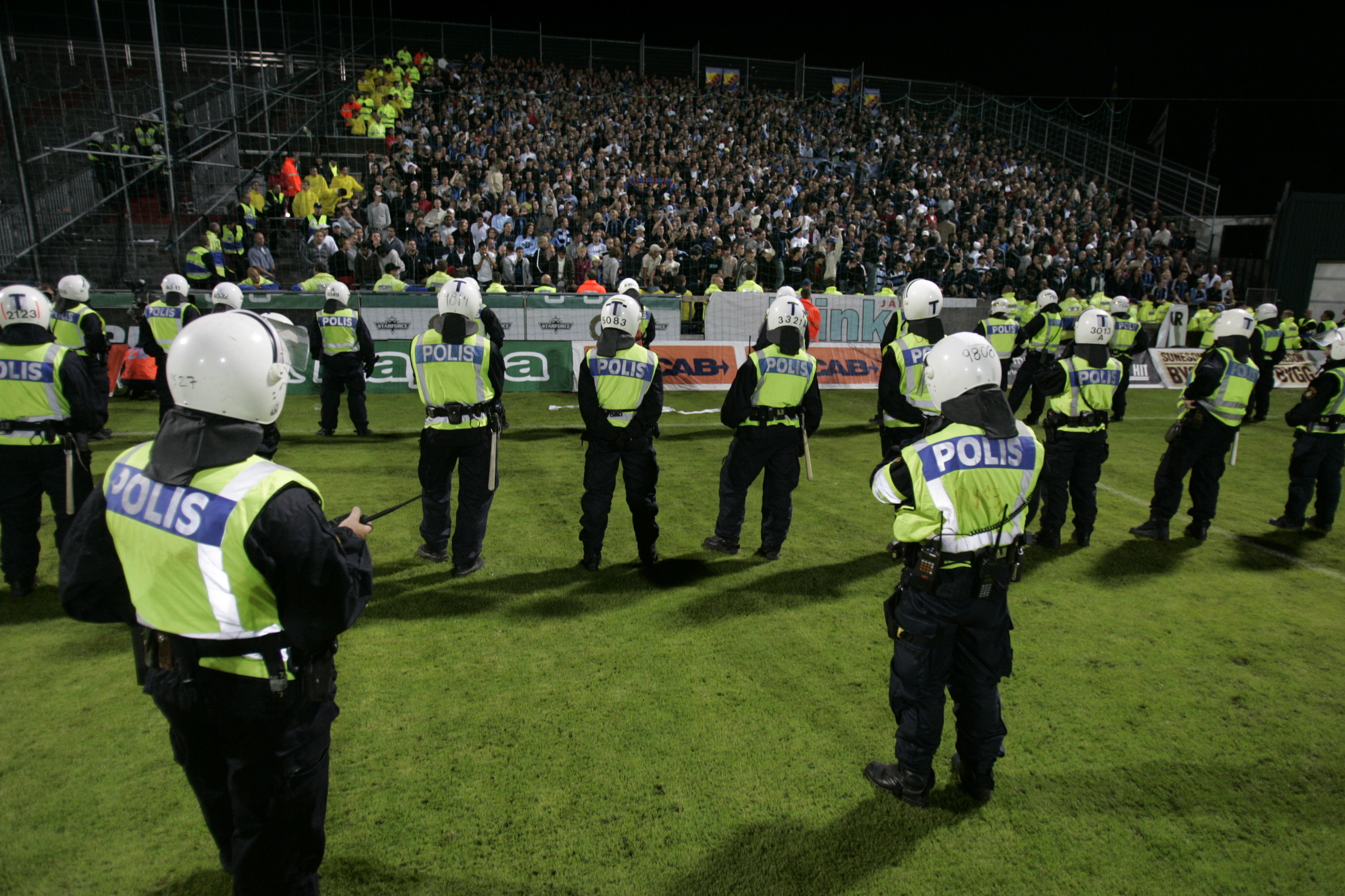 Polisens motstånd mot fotbollssupportrar blir allt djupare.