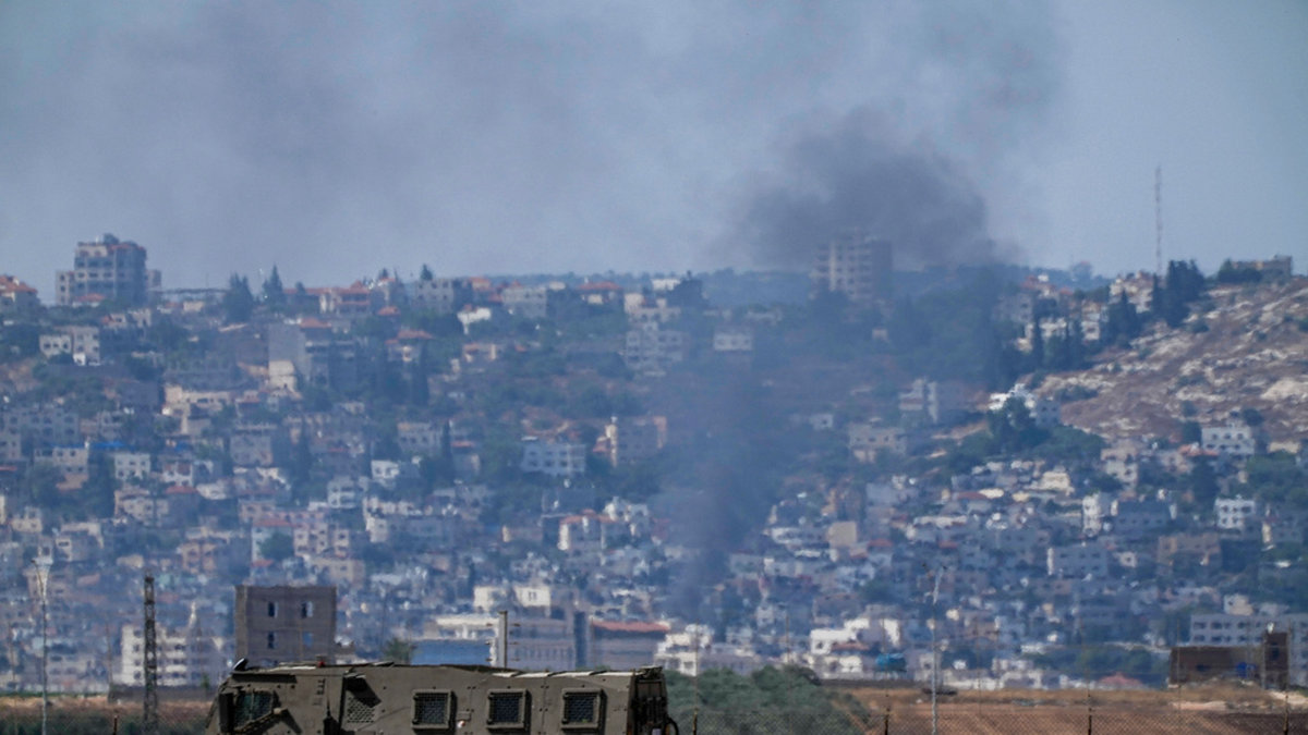Rök stiger över Jenin under den israeliska rädens andra dag.