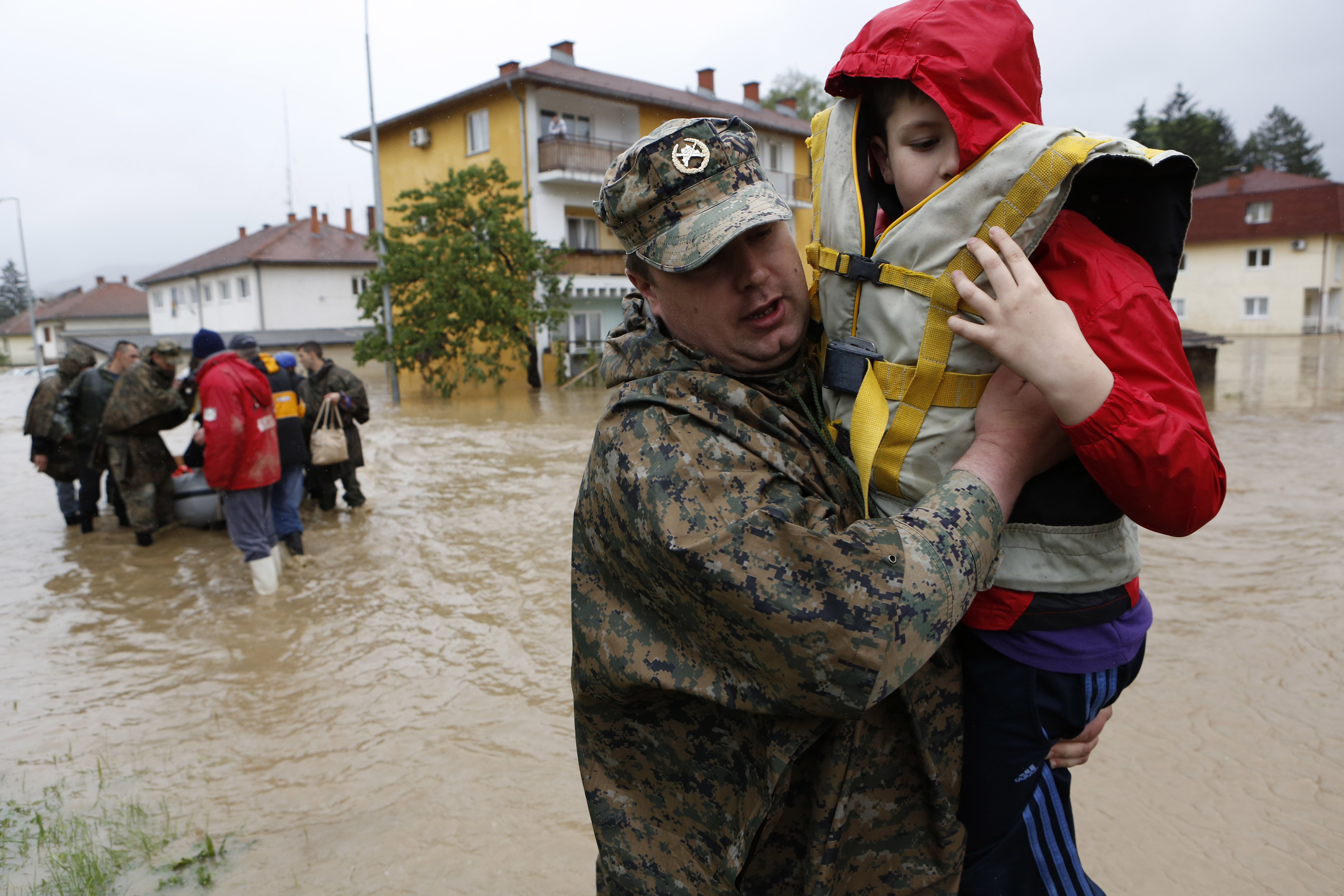 En bosnisk soldat som precis har räddat en pojke från Maglaj.
