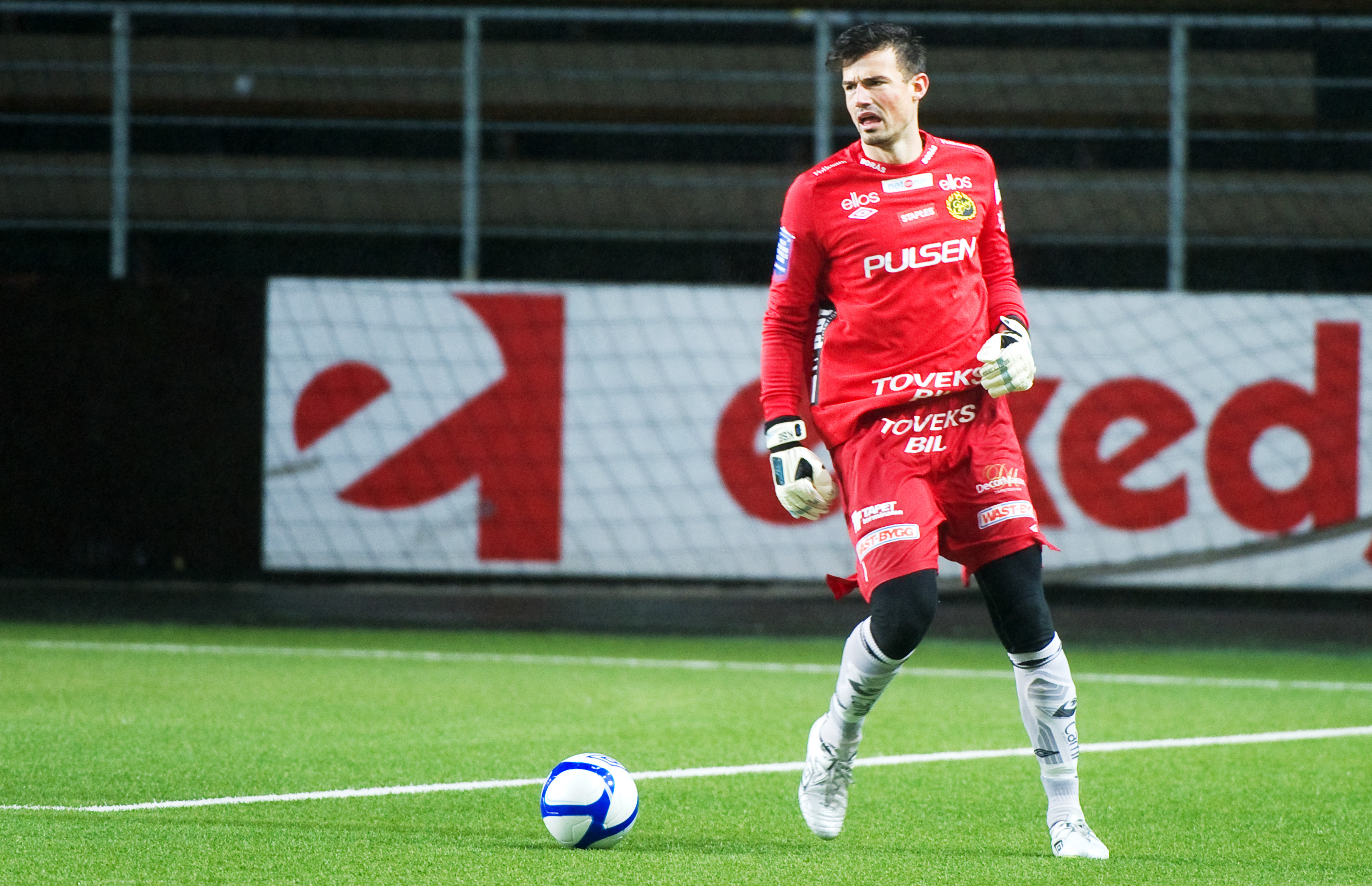 1. Kevin Stuhr Ellegaard, målvakt. Betyg: 3/5. Rutinerad målvakt som kom gratis i vintras. Dras med en tumskada, men kommer bli nyttig när han är återställd. Det andra målvaktsförvärvet Kenneth Höie får inleda i målet. 1. Kevin Stuhr Ellegaard, målvakt. Betyg: 3/5. Rutinerad målvakt som kom gratis i vintras. Dras med en tumskada, men kommer bli nyttig när han är återställd. Det andra målvaktsförvärvet Kenneth Höie får inleda i målet.
