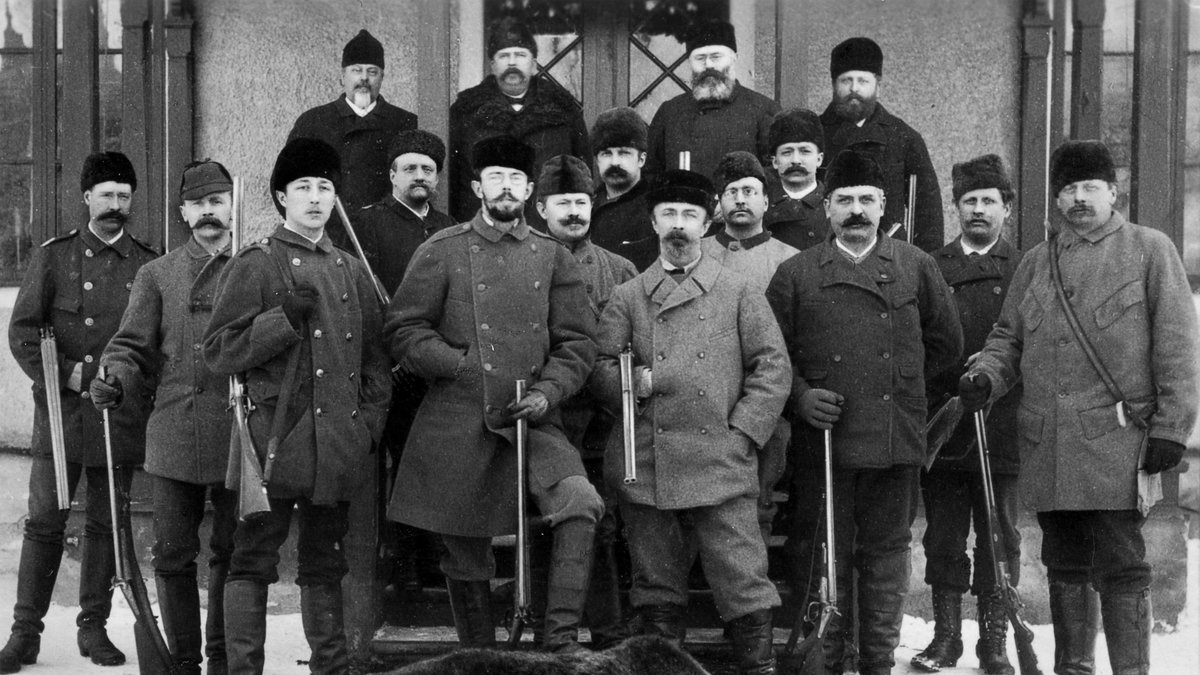 Men kunglig björnjakt har skett för. Här har vi Gustaf V på björnjakt i Korsån, Hofors kommun år 1886.
