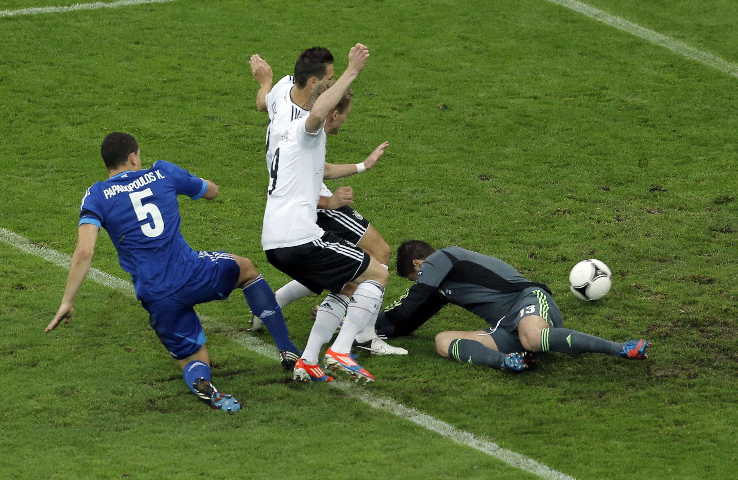 Klose gjorde mål redan i den fjärde minuten men det blåstes av för offside. Klose gjorde mål redan i den fjärde minuten men det blåstes av för offside.