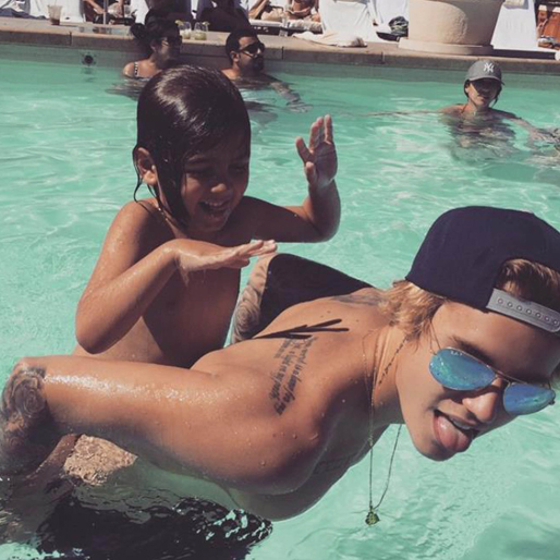 Bieber tar ett dopp i poolen. Bieber tar ett dopp i poolen.