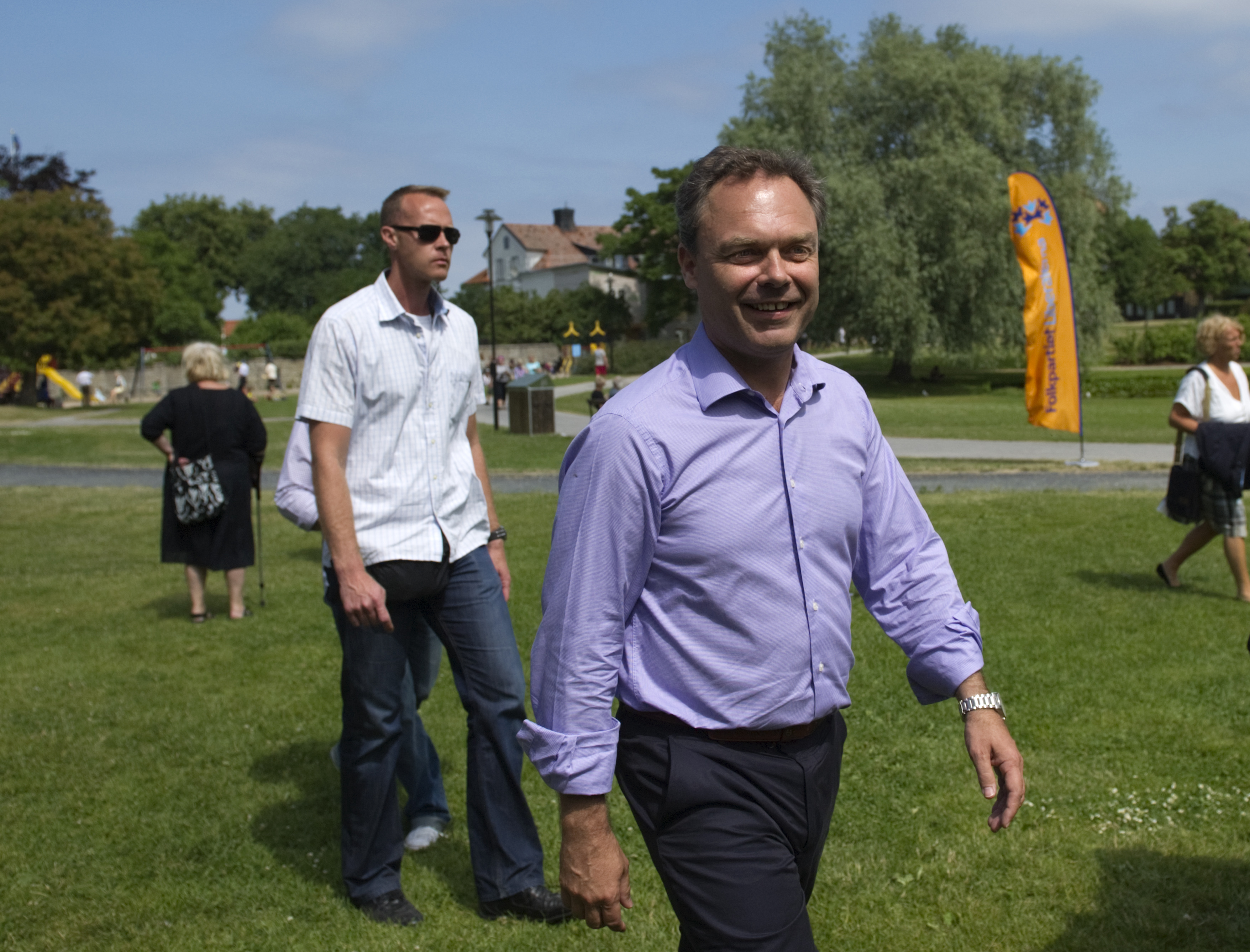 Fp-ledaren Jan Björklund laddar inför sitt tal i Almedalsparken i Visby.