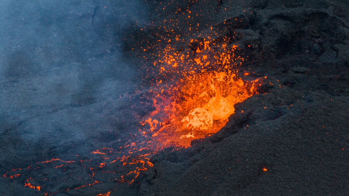 Lava väller ut från en vulkan norr om isländska Grindavík den 15 januari.