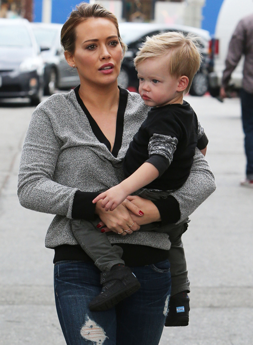 Hilary Duff kånkar runt på sin son. Hilary Duff kånkar runt på sin son.