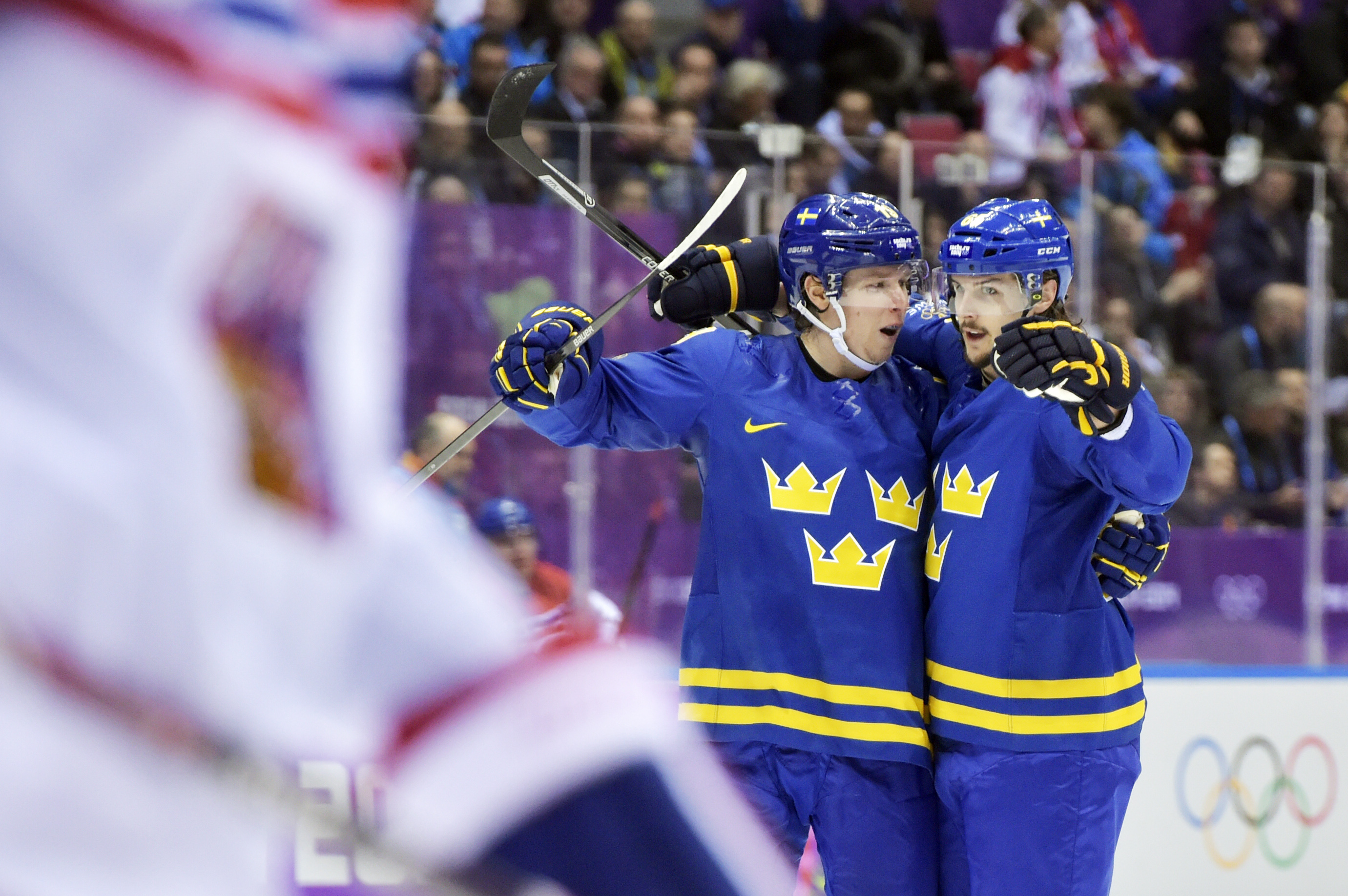Sveriges Nicklas Bäckström och Erik Karlsson jublar efter 0-4. Sveriges Nicklas Bäckström och Erik Karlsson jublar efter 0-4.