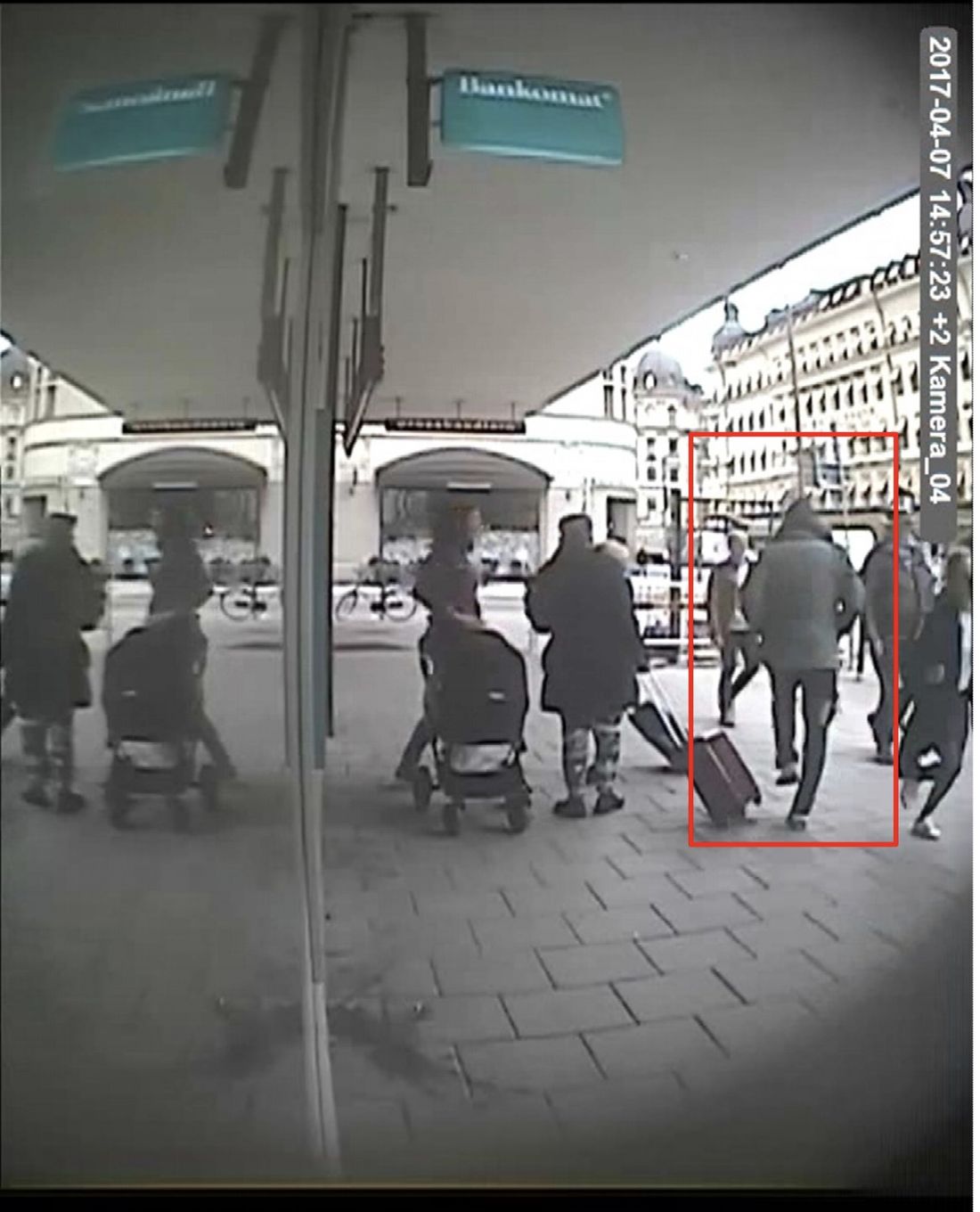 Rakhmat Akilov övervakningsbilder. Rakhmat Akilov fångades på övervakningsbilder.