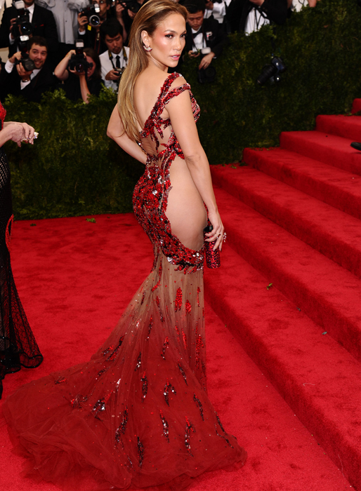 Trenden var tydlig på röda mattan – underkläder är ute! Jennifer Lopez strålade i den här dramatiska klänningen. Trenden var tydlig på röda mattan – underkläder är ute! Jennifer Lopez strålade i den här dramatiska klänningen.