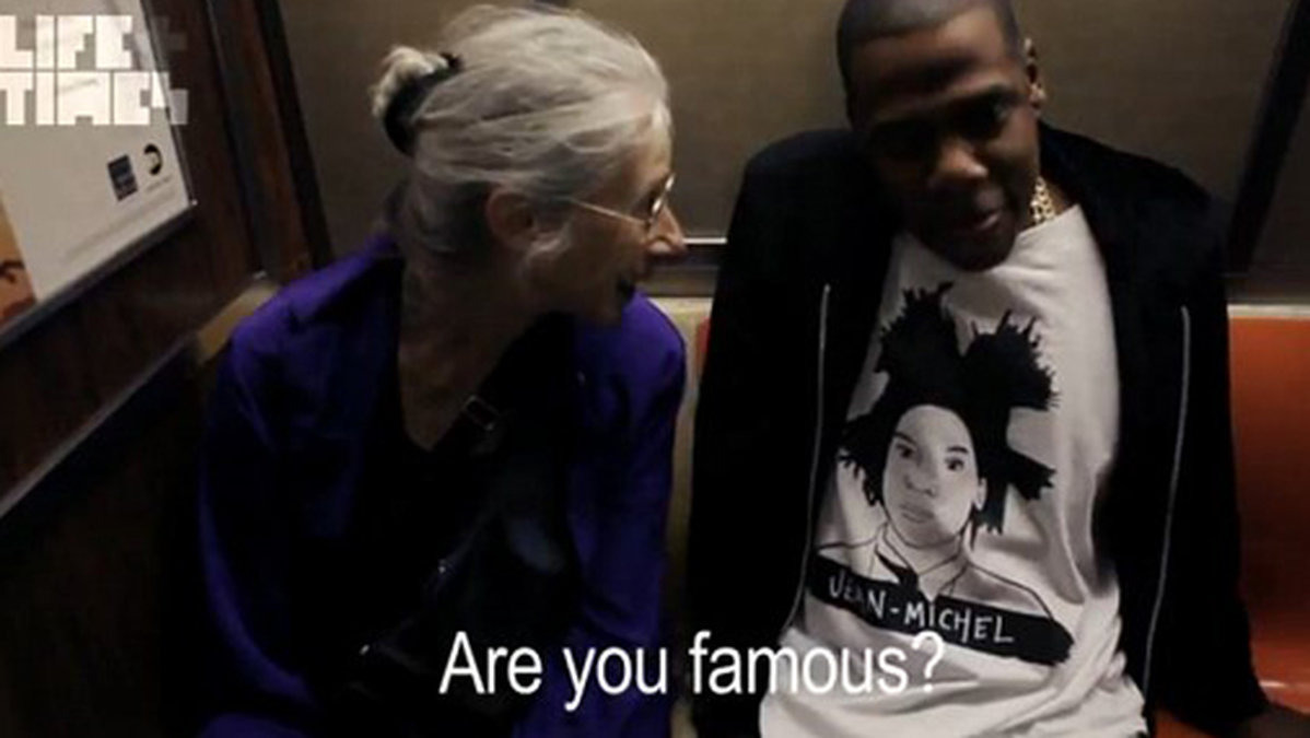 Kvinnan frågar en blyg Jay-Z om han är berömd. 