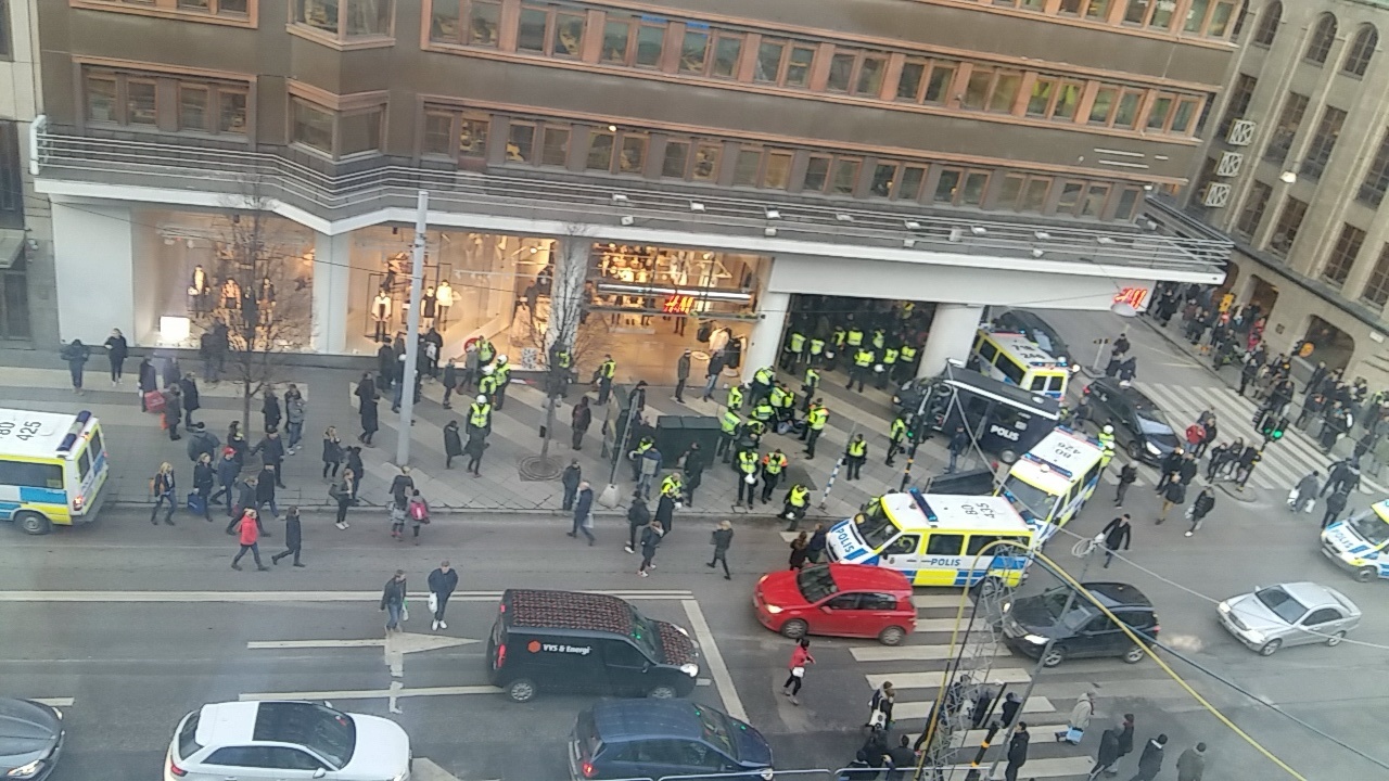 Polisen brottade ner en man vid Regeringsgatan efter demonstrationen. Polisen brottade ner en man vid Regeringsgatan efter demonstrationen.
