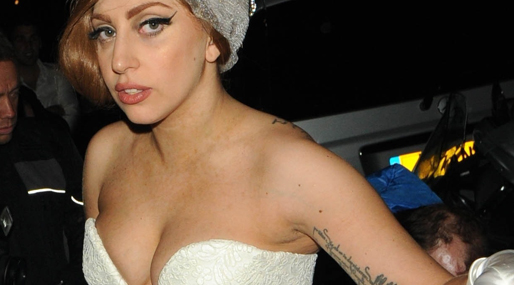 Lady Gaga, som nyligen har opererat sin höft, har fått sitta i rullstol ett par månader. Så i april tidigare i år så rullade hon in i en Louis Vuitton-rullstol på strippklubben Polekatz i Chicago tillsammans med sin pojkvän Taylor Kinney.
Lady Gaga, som nyligen har opererat sin höft, har fått sitta i rullstol ett par månader. Så i april tidigare i år så rullade hon in i en Louis Vuitton-rullstol på strippklubben Polekatz i Chicago tillsammans med sin pojkvän Taylor Kinney.