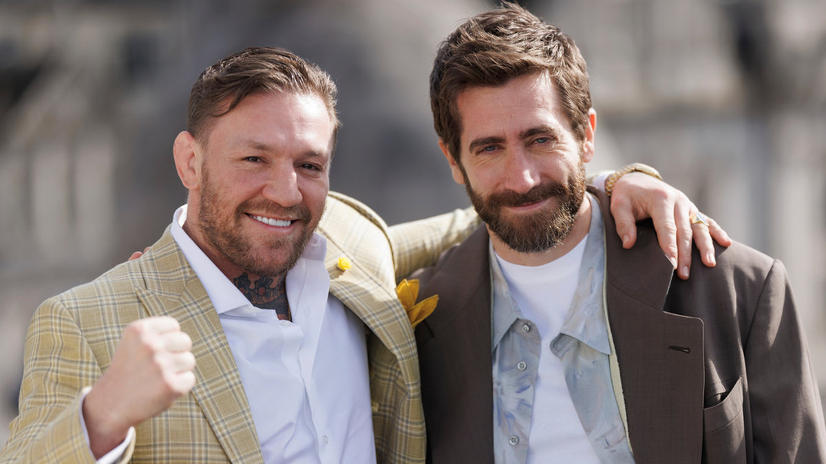 Jake Gyllenhaal (till höger) tillsammans med kampsportaren Conor McGregor som gör skådespelardebut i 'Road house'.