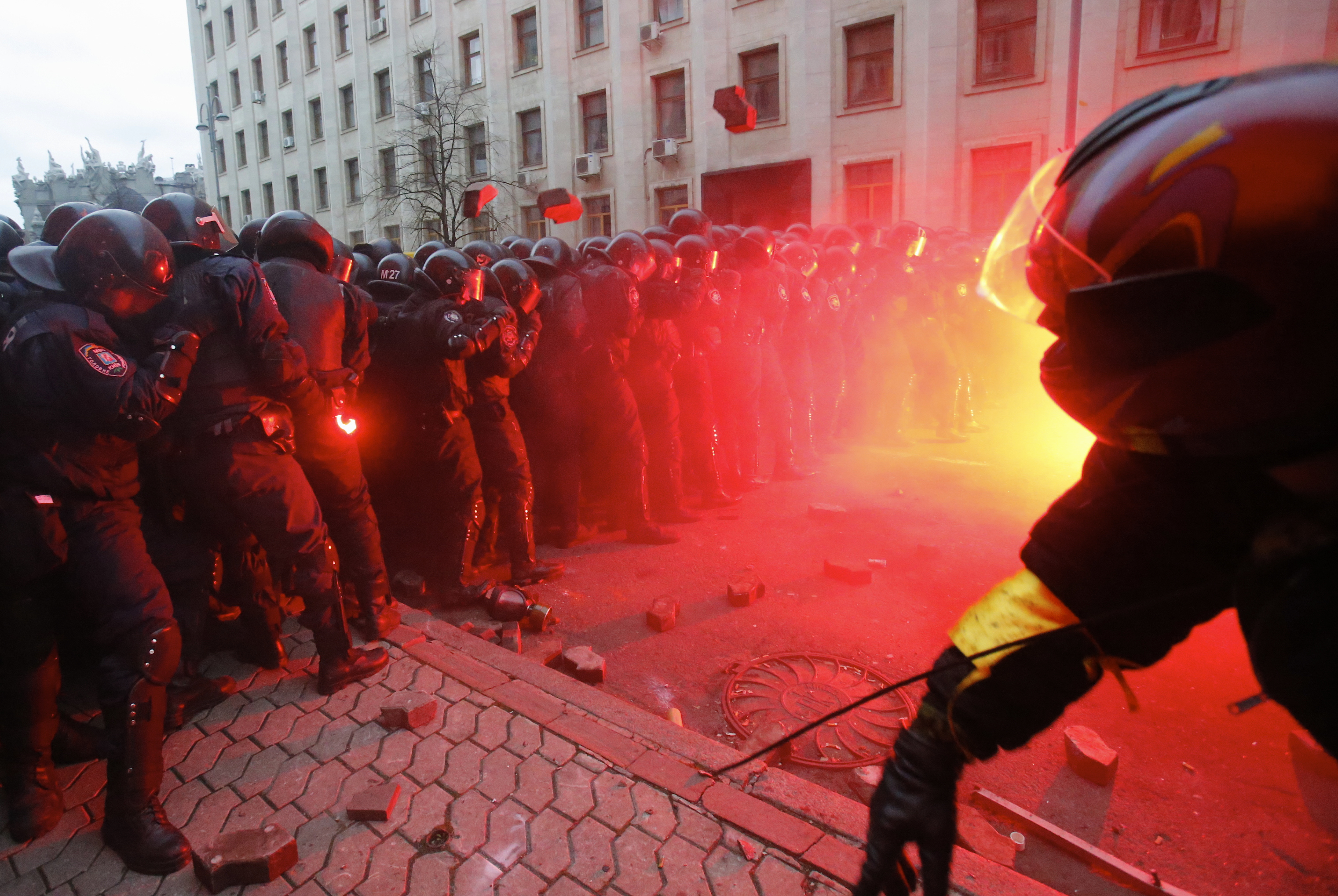 Bengaliska eldar har använts vid attackerna. Bengaliska eldar har använts vid attackerna.