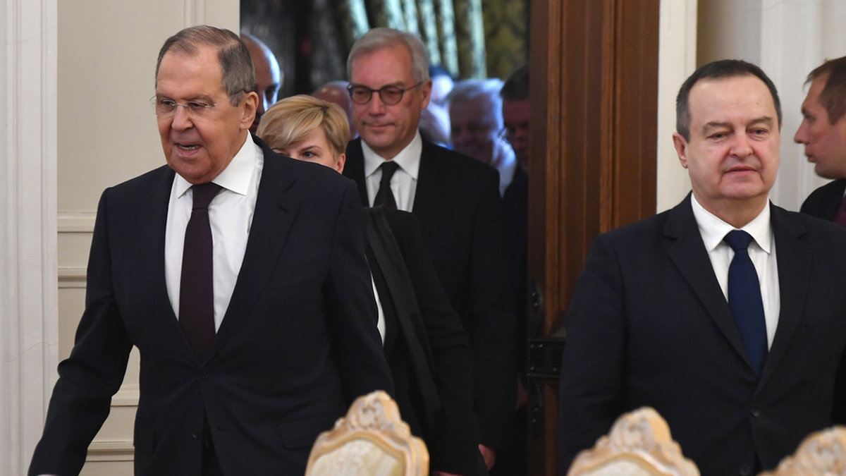 Rysslands utrikesminister Sergej Lavrov (till vänster) och Serbiens utrikesminister Ivica Dacic (till höger) har träffats inför ländernas vänskapsmatch i fotboll i Moskva.