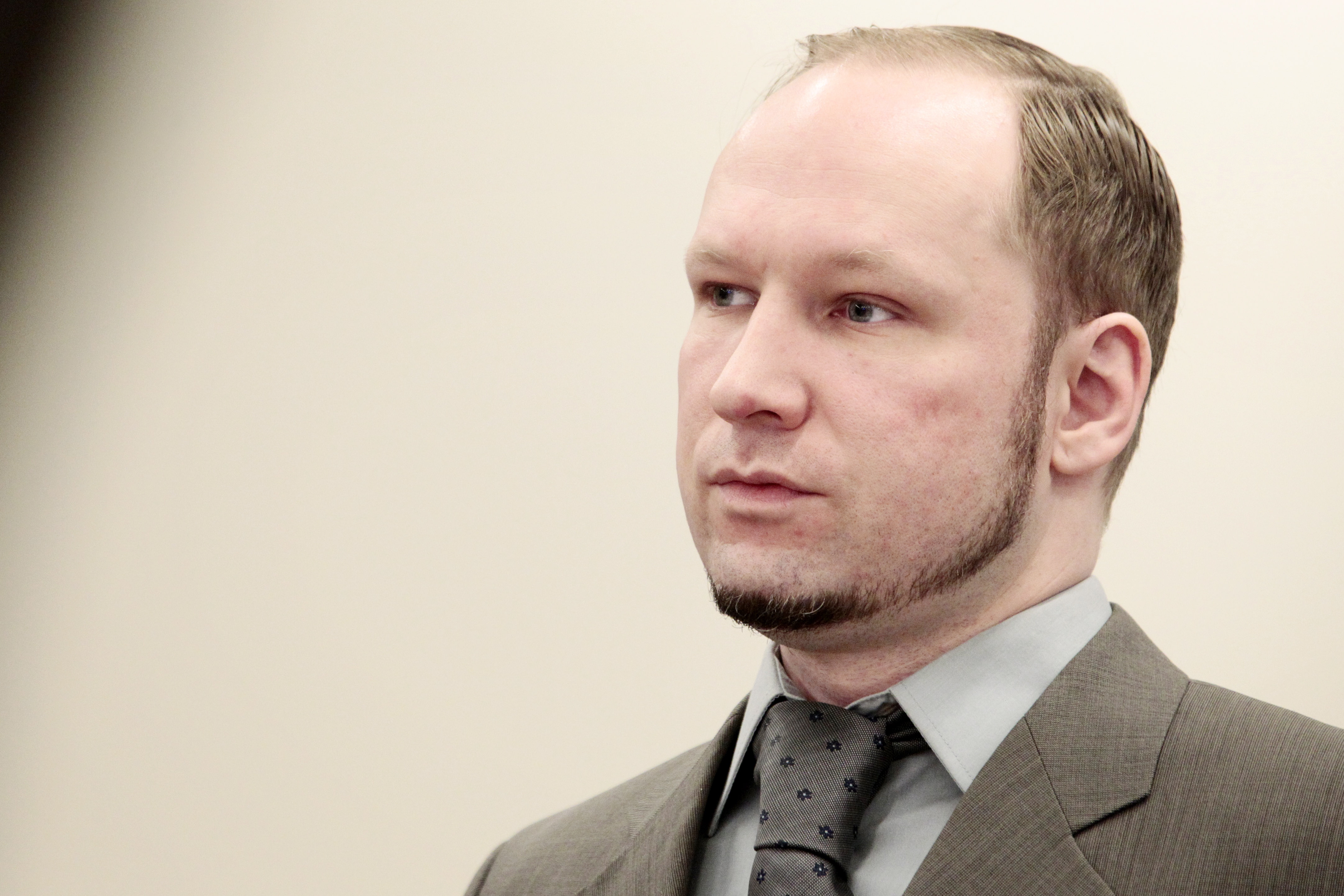 Breivik jublade efter att han dödat sju ungdomar inne på öns café...