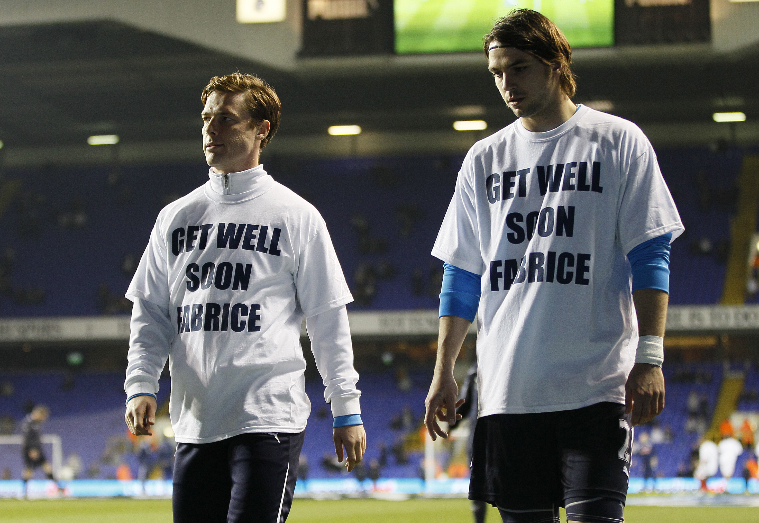 Tottenhams Scott Parker och Nico Kranjcar gör som de flesta spelarna i fotbollsvärlden under veckan - sänder rörande hälsningar till Fabrice Muamba, som förra helgen kollapsade på planen.