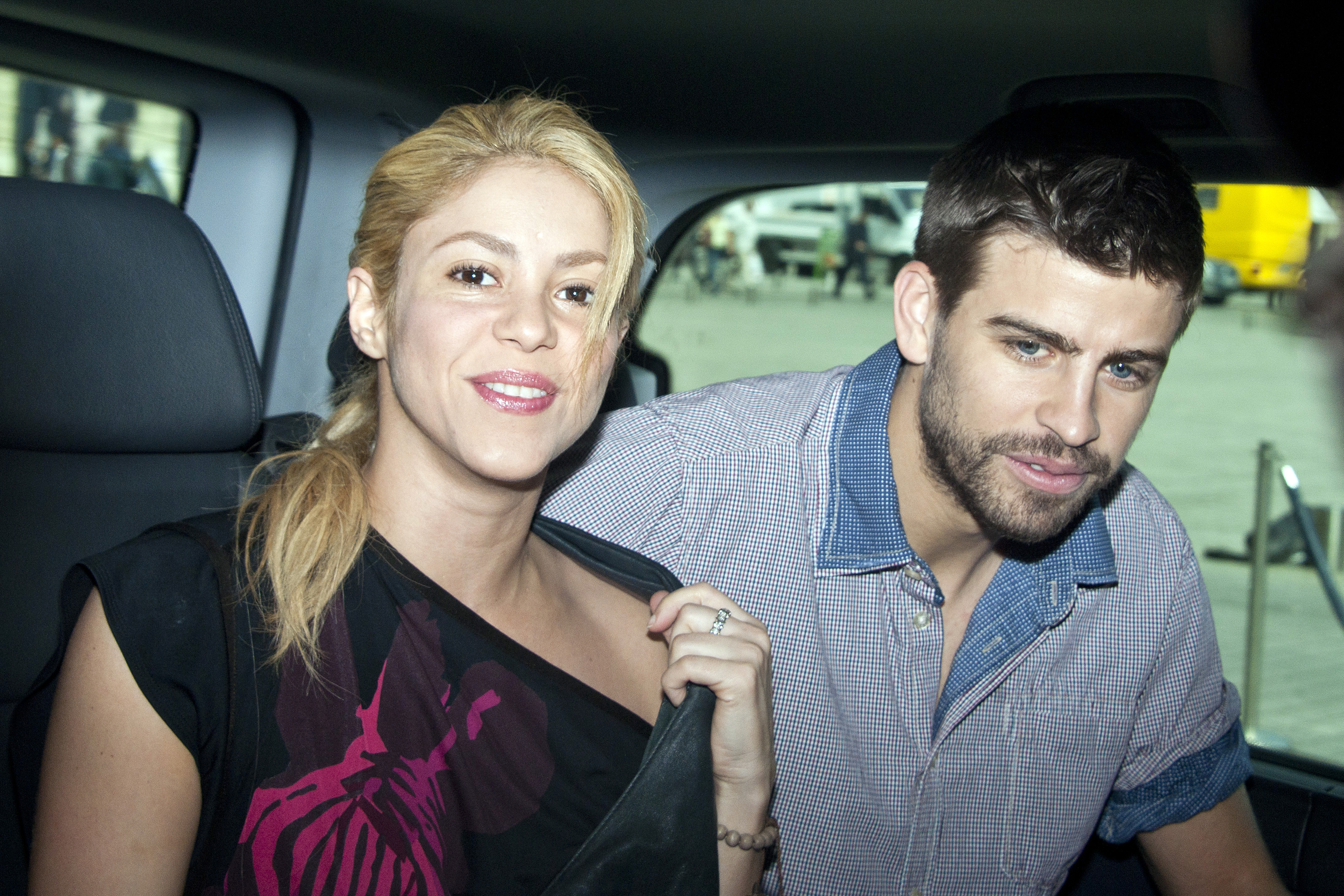 Gerard Pique lämnar sällan huset utan sin magdansande Shakira. Här på semester i Frankrike.