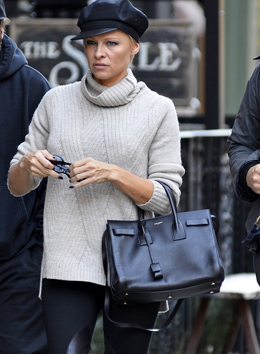 En nyklippt Pamela Anderson strosar runt i New York. En nyklippt Pamela Anderson strosar runt i New York.