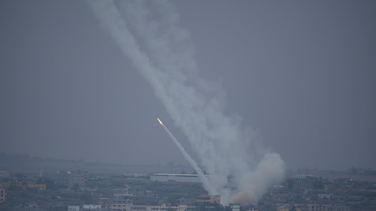 Terrorstämplade Hamas har avfyrat raketer mot Israel sedan islamistgruppens omfattande attacker inleddes i lördags.
