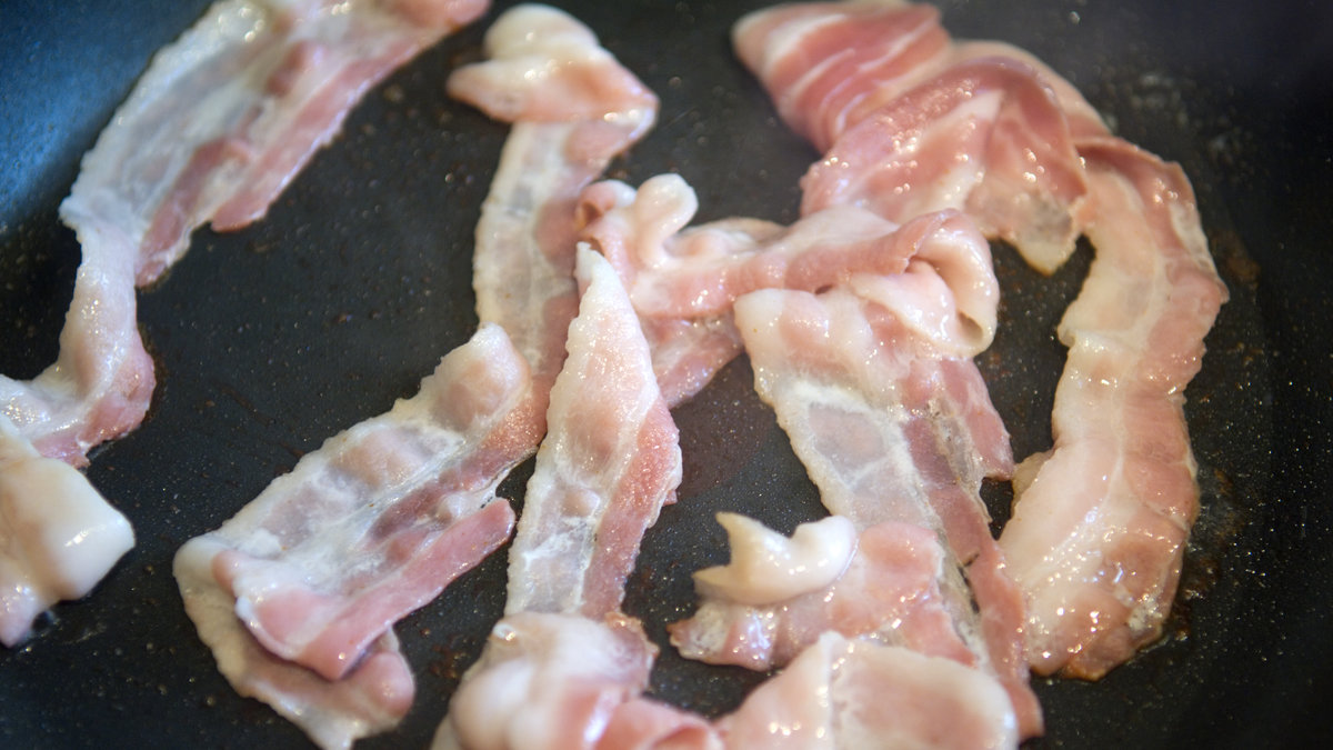 En man misshandlade sin mamma efter att hon skällt på honom för att han åt upp hennes bacon.