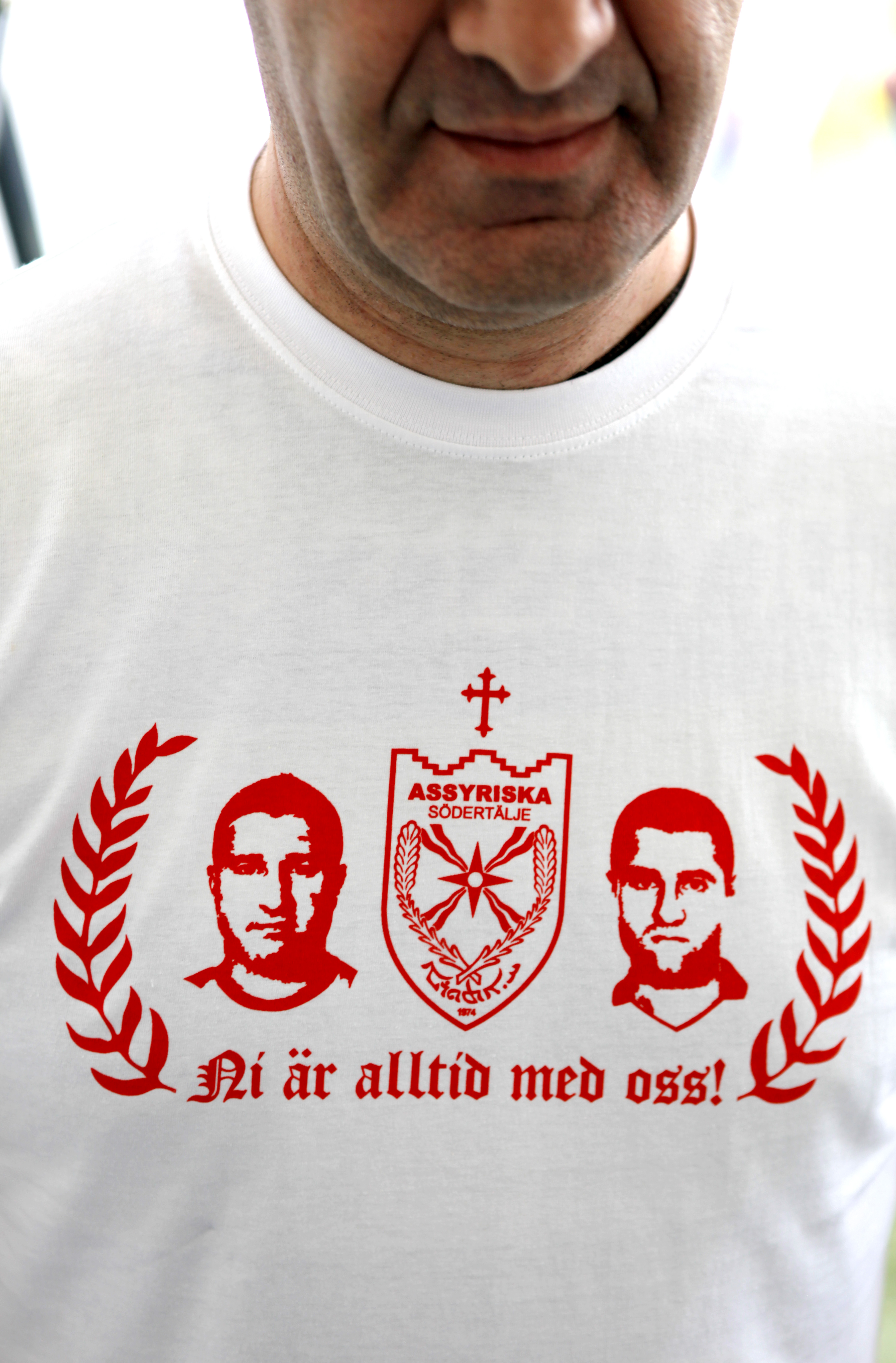 Bröderna Moussa hyllas på en t-shirt: "Ni är alltid med oss".