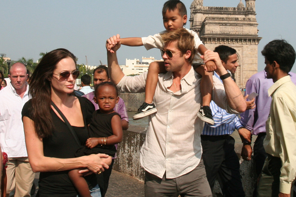 Angelina Jolie med hela regnbågsfamiljen i Indien. Angelina Jolie med hela regnbågsfamiljen i Indien.