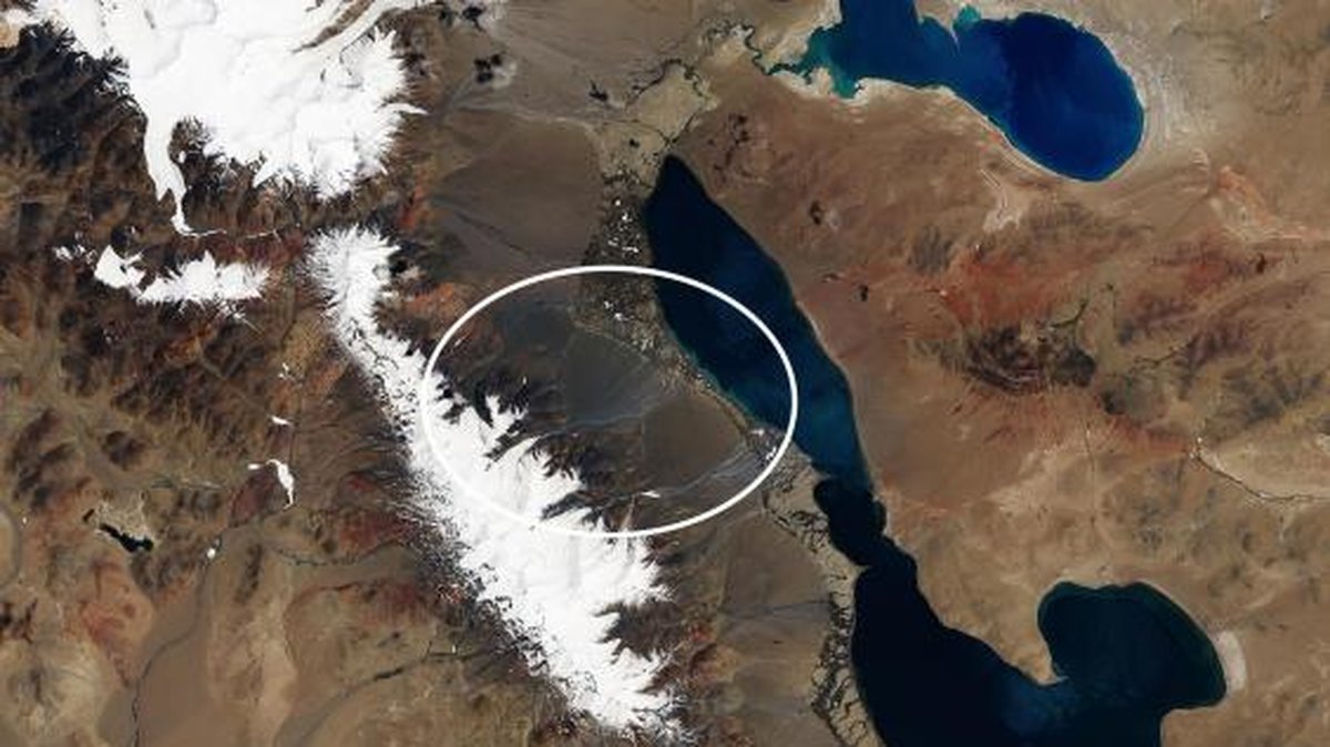 24 juni 2016. En glaciär kollapsar i Tibet, vilket kostar nio människor livet.