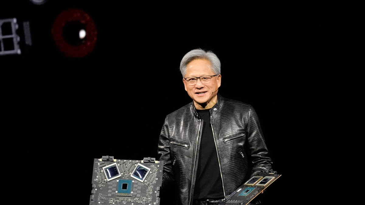Nvidias vd Jensen Huang visar upp en ny processor under bolagets hajpade konferens, som på förhand kallats 'Woodstockfestivalen' för AI-utvecklare.