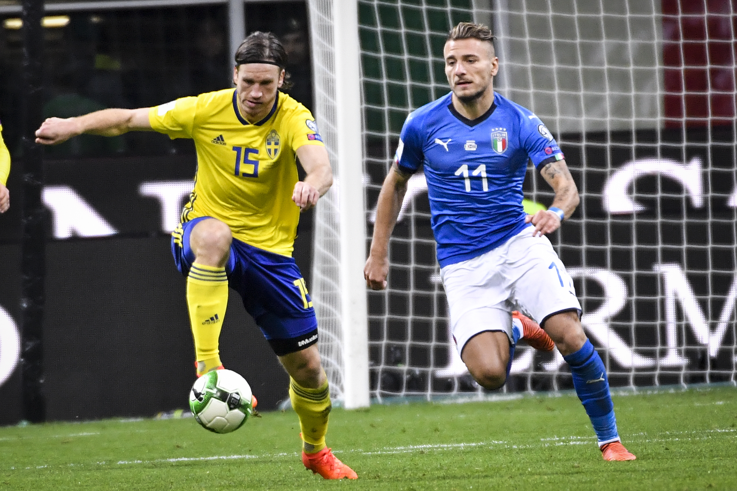 Gustav Svensson i duel med Ciro Immobile. Gustav Svensson i duel med Ciro Immobile.