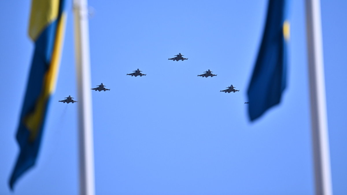 Svenska Gripen-plan i formation under en ceremoni vid Karlbergs slott i Stockholm för att uppmärksamma Sveriges inträde i Nato. Arkivfoto.