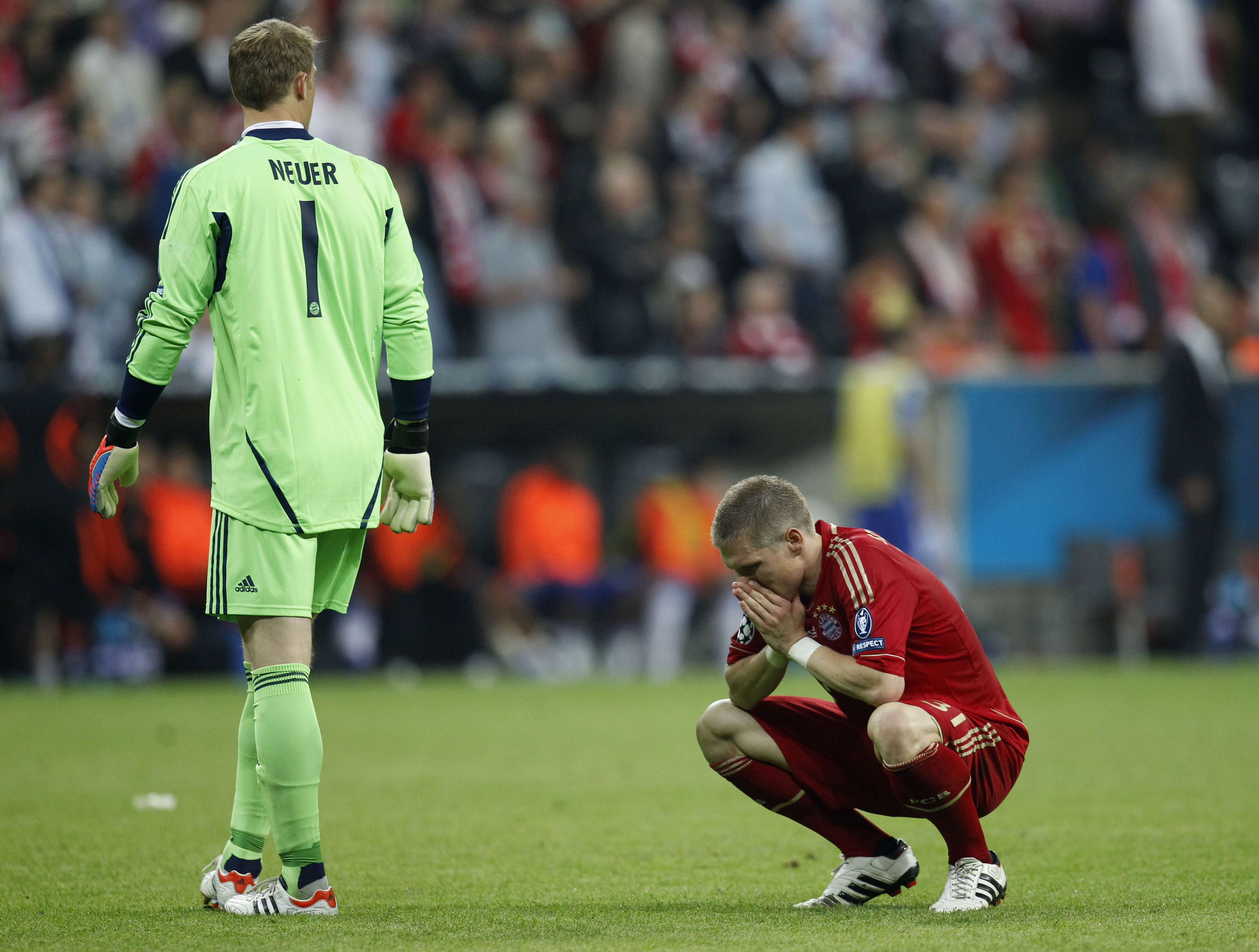Straffsumparen Bastian Schweinsteiger vågar inte titta när Robben ska slå sin straff.